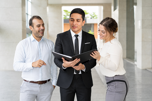 Equipo de profesionales en contabilidad de Contabilidad Más Finanzas trabajando